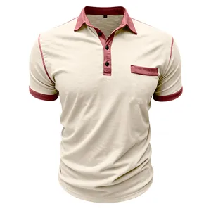 Nahaufnahme eines cremefarbenen Herren-Poloshirts mit weinrotem Kragen und Tasche