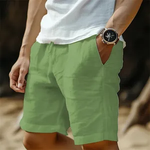 Vue détaillée d'un modèle portant un short en lin vert avec cordon sur une plage