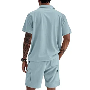 Vista posteriore di completo uomo camicia velluto a coste blu e pantaloncini cargo