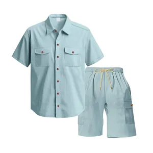 Dettaglio del set coordinato uomo in velluto a coste azzurro con camicia e pantaloncini