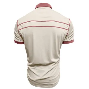 Detaillierte Rückansicht mit Kontraststreifen-Design am Kurzarm-Poloshirt für Herren