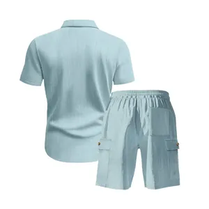 Vista posteriore dettagliata del completo camicia in velluto blu e pantaloncini cargo