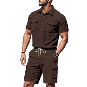 Dettaglio ravvicinato del set camicia a maniche corte e pantaloncini cargo in velluto marrone