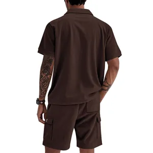 Vista posteriore di un set coordinato marrone in velluto a coste con camicia e cargo.
