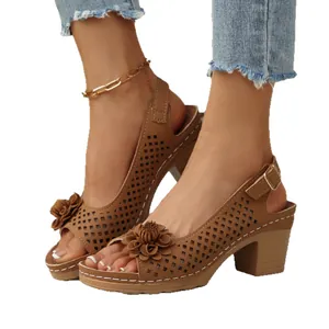 Elegante braune Sandalen mit Blockabsatz, Laserschnitt-Details und Blumenverzierung