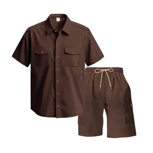 Dettaglio del completo da uomo in velluto a coste marrone con camicia e pantaloncini workwear.