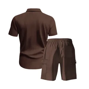 Vista posteriore di camicia a maniche corte in velluto marrone e set di pantaloncini