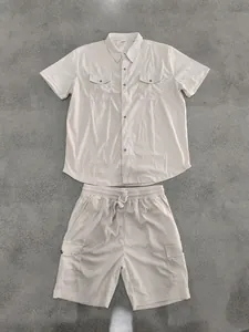 Dettaglio completo del set uomo in velluto a coste beige con camicia e pantaloncini cargo