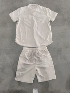 Vista posteriore del set camicia a maniche corte in velluto a coste beige e shorts