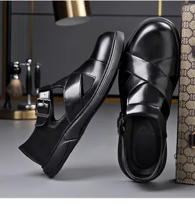 Detalle de sandalias de cuero negro para hombre con diseño hueco transpirable y suela blanda.