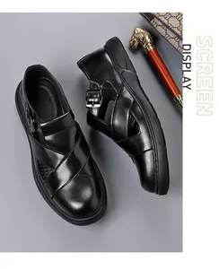 Vista superior detallada de sandalias de cuero negro para hombre con hebilla y calado.
