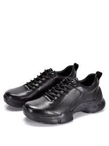 Vista lateral detallada de zapatos de cuero negro perforado para caminar de hombre