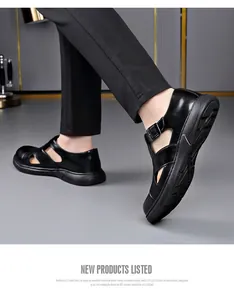 Primer plano de sandalias romanas de cuero negro para hombre con diseño transpirable.
