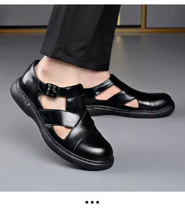 Vista de detalle de sandalias romanas negras transpirables para hombre con suela blanda.
