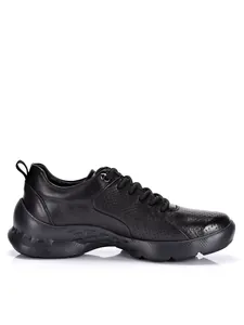 Detalle lateral de zapatillas casuales de cuero negro transpirable para hombre