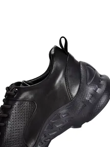 Primer plano detallado de zapatos casuales de cuero negro transpirable para hombres