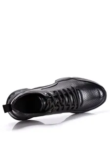 Vista superior de zapatos casuales de negocios para hombre en cuero negro perforado