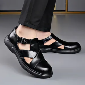 Elegantes sandalias romanas de cuero negro para hombre con diseño hueco transpirable.