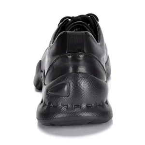 Vista trasera de zapato casual de cuero negro transpirabile con suela blanda para caminar