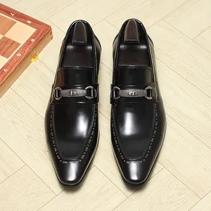 Ανδρικά μαύρα δερμάτινα loafers με μεταλλική λεπτομέρεια και διακοσμητικές ραφές