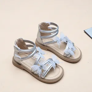 Detailaufnahme von silbernen Prinzessinnen-Sandalen mit eleganten 3D-Tüll-Schmetterlingen