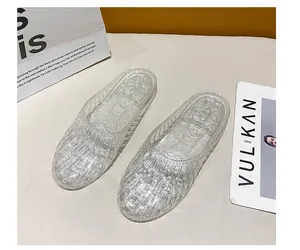 Λεπτομερής προβολή διαφανών κρυστάλλινων jelly slides με ανάγλυφο σχέδιο στο μπροστινό μέρος