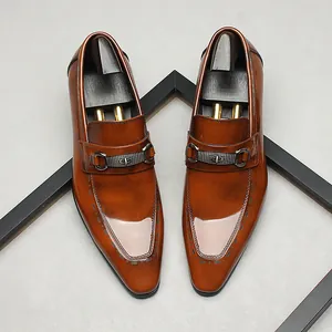 Elegantes mocasines de negocios para hombre en cuero marrón con detalle de bocado metálico