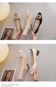 Primer plano de zapatos franceses de tacón grueso, punta cuadrada y hebilla dorada