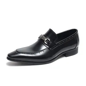 Mocasines profesionales de cuero negro para hombre con elegante hebilla de metal