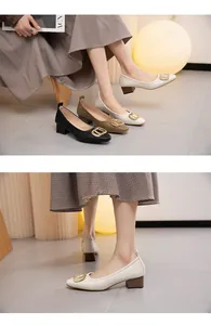 Elegantes zapatos franceses de punta cuadrada con hebilla dorada y textura de cocodrilo