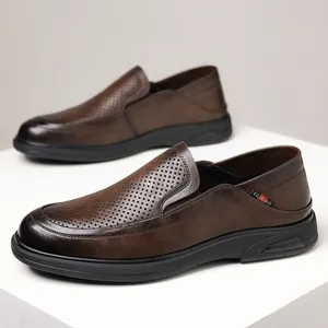 Atmungsaktive braune Leder-Loafer für Herren, hohle Business-Casual-Fahrschuhe für den Sommer.