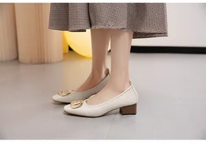 Elegantes zapatos de salón crema con tacón de bloque, punta cuadrada y hebilla dorada
