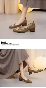 Detalle de zapatos franceses de punta cuadrada con textura de coco y hebilla dorada