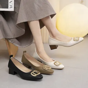 Elegantes salones de estilo francés con punta cuadrada y tacón de bloque para mujer