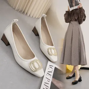 Zapatos de tacón grueso con punta cuadrada francesa, textura de cocodrilo y detalle de hebilla
