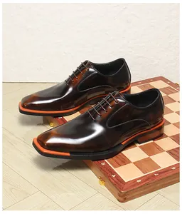 Vue détaillée des chaussures Oxford en cuir marron à bout carré avec une trpointe orange.