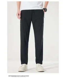 Heren vrijetijdsbroek van ijszijde, sneldrogend, rechte pasvorm, zwart gedragen door model