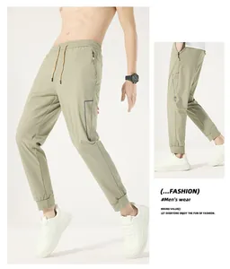 Detail van de lichte saliegroene ice silk joggingbroek met sneldrogende stof