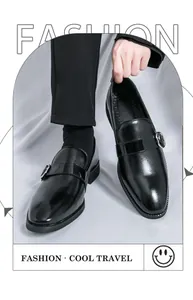 Dettaglio mocassini da uomo in pelle nera lucida con elegante fibbia monk strap