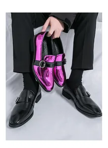 Vista dettagliata delle scarpe in pelle stile inglese con fibbia da uomo viola metallo
