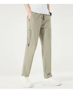 Detailweergave van lichtgewicht sneldrogende casual broek van ijszijde voor heren