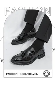 Vista detallada de mocasines para hombre en cuero charol negro con borlas estilo inglés
