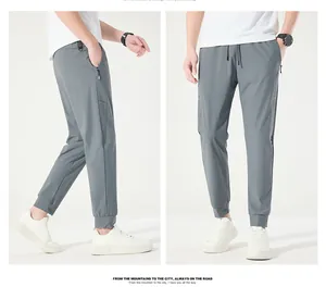 Detail van grijze ijssis-joggingbroek met voor- en zijaanzicht in een studio