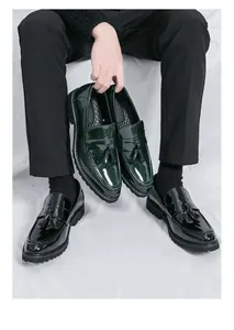 Detalle de mocasines con borlas de charol brillante para hombre en negro y verde