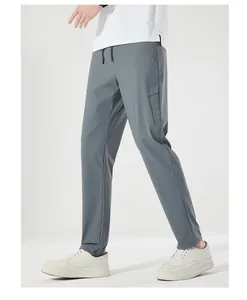Detail van de grijze ijszijde sneldrogende vrijetijdsbroek op model
