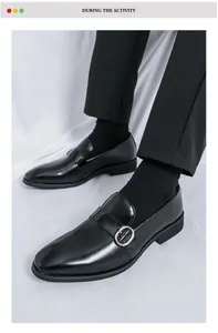 Primo piano di eleganti mocassini da uomo in pelle nera con fibbia in argento classica.