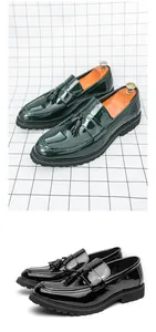 Vista detallada de mocasines con borlas para hombre en cuero verde oscuro y negro.