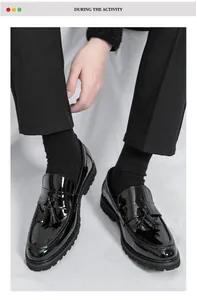 Primer plano de mocasines negros de charol con borlas para hombre en un look elegante