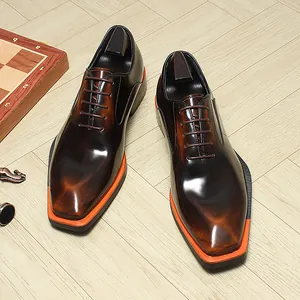 Gros plan de chaussures Richelieu marron à bout carré avec une semelle orange vif unique.