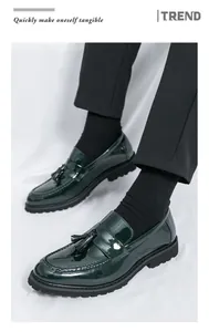Vista macro detallada de mocasines de charol verde oscuro con unas elegantes borlas